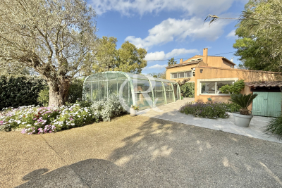 Apartment for sale in HYÈRES  - 5 rooms - 150 m&sup2; 