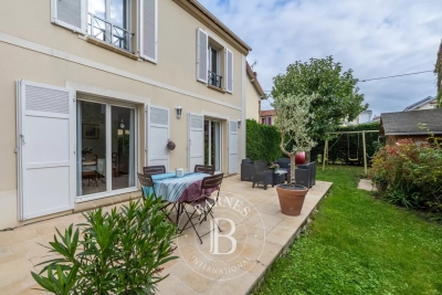 House for sale in LE CHESNAY-ROCQUENCOURT  - 7 rooms - 140 m&sup2; 