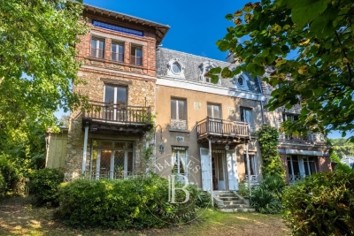 House for sale in VERSAILLES  - 16 rooms - 364 m&sup2; 
