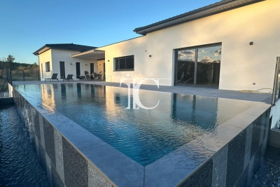 House for sale in VINEZAC  - 5 rooms - 202 m&sup2; 