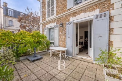 House for sale in VERSAILLES  - 8 rooms - 235 m&sup2; 